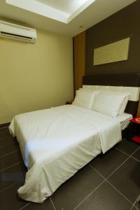 Tempat tidur dalam kamar di JS Hotel
