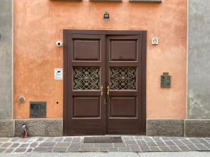 una puerta marrón en el lateral de un edificio en City Center - 50 metri dal Centro Storico, en Cremona