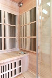 een sauna met houten lambrisering en een bank bij demimaisons in Esneux