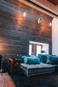 uma sala de estar com um sofá e uma parede de madeira em demimaisons em Esneux