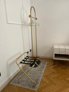 een metalen stoel op een tapijt in een kamer bij Il Tenore B&B in Verona