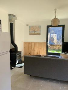 - un salon avec un canapé et une cuisinière dans l'établissement CHALET en RDJ en VALLEE de LUCHON, à Castillon-de-Larboust