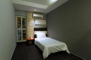 Tempat tidur dalam kamar di JS Hotel