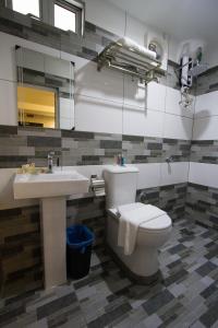 Kamar mandi di JS Hotel