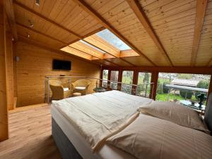 ein Schlafzimmer mit einem großen Bett in einem Zimmer mit einem Fenster in der Unterkunft Pension Schramm in Karlsruhe