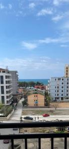 uma vista para uma cidade com edifícios e uma rua em Your beach house holidays with all utilities em Shëngjin