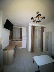 eine Küche mit einem Tisch und einem Esszimmer in der Unterkunft Your beach house holidays with all utilities in Shëngjin