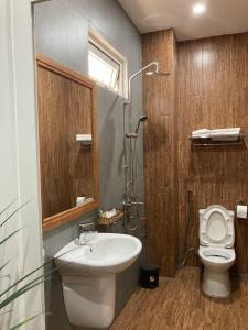 Un baño con lavabo, inodoro y ducha. en Nguyên Thái II, en Ho Chi Minh 42 fotos más