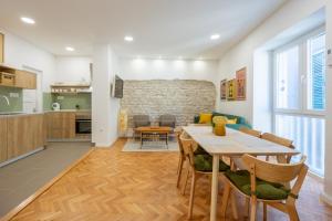 eine Küche und ein Wohnzimmer mit Tisch und Stühlen in der Unterkunft Zadar Center Apartment in Zadar