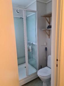 een badkamer met een douche en een toilet bij Fjellveien 4 in Vadsø