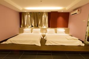 Tempat tidur dalam kamar di JS Hotel