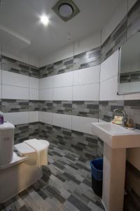 Kamar mandi di JS Hotel