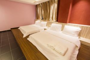 Tempat tidur dalam kamar di JS Hotel