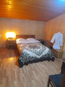 1 dormitorio con 1 cama con edredón blanco y negro en Silk Road 1983, en Tiflis