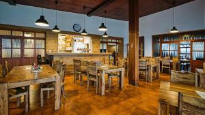 Motel MonTexas : غرفة طعام مع طاولات وكراسي خشبية
