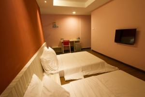 Tempat tidur dalam kamar di JS Hotel