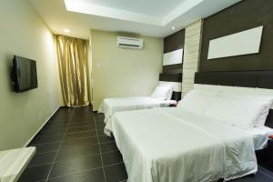Tempat tidur dalam kamar di JS Hotel