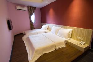 Tempat tidur dalam kamar di JS Hotel