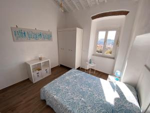 Schlafzimmer mit einem Bett und einem Fenster in der Unterkunft Casa Angè - Lerici, Golfo dei Poeti in Lerici
