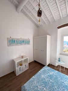 a white room with a bed and a table at Casa Angè - Lerici, Golfo dei Poeti in Lerici