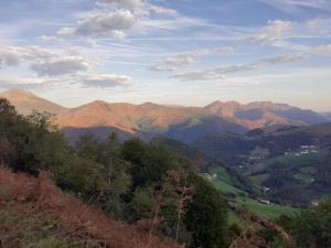 a view of a mountain range with hills and trees at Chambre Mendi pausa in Irissarry