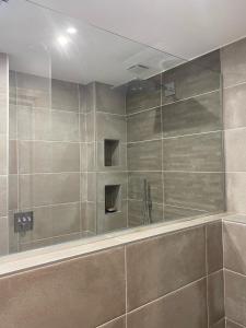 baño con ducha y puerta de cristal en Chambre Mendi pausa en Irissarry