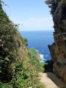 a view of the ocean from a cliff at Chambre Mendi pausa in Irissarry