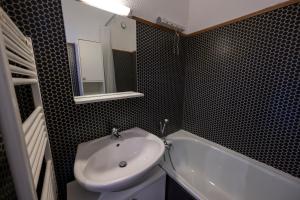 a bathroom with a sink and a bath tub at Doux Crépuscule - Au bord des pistes - Parking in Enchastrayes
