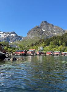 un pueblo a orillas de un cuerpo de agua en Nusfjord Waterfront Rorbu 18, en Ramberg