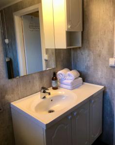 lavabo con espejo y toallas en Nusfjord Waterfront Rorbu 18, en Ramberg