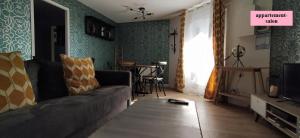 - un salon avec un canapé et une table dans l'établissement Hôtel Le Clos Badan, à Nuits-Saint-Georges