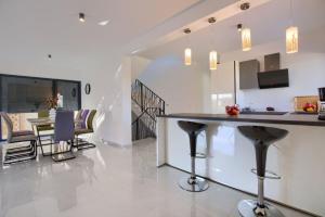 a kitchen and dining room with a bar and a dining table at Villa Delfin in Medulin