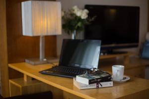 Televiisor ja/või meelelahutuskeskus majutusasutuses Eliana Ruby Hotel & Travel