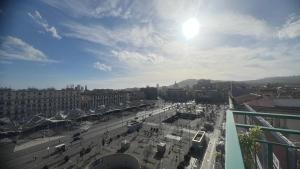 una vista de una ciudad con el sol en el cielo en Top Floor Rentrooms Napoli, en Nápoles
