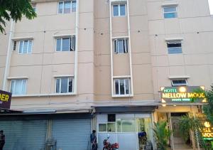 ein Hotel vor einem großen Gebäude in der Unterkunft Hotel Mellow Mood in Bhubaneshwar