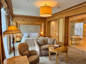 sypialnia z łóżkiem, kanapą i stołem w obiekcie Royal SPA & Hotel Resort w Rydze