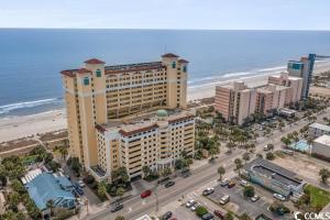 una vista aerea di un grande edificio vicino alla spiaggia di Camelot By The Sea - Blue C a Myrtle Beach