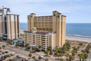 eine Luftansicht auf ein großes Gebäude neben dem Strand in der Unterkunft Camelot By The Sea - Blue C in Myrtle Beach