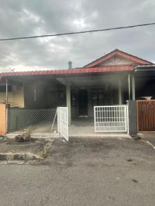 una casa con una puerta blanca delante de ella en Salam homestay en Kepala Batas