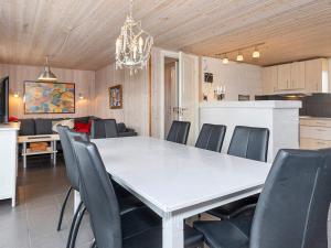 Nørre Vorupørにある6 person holiday home in Thistedのダイニングルーム、キッチン(白いテーブル、椅子付)