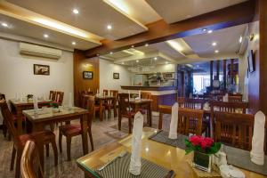 Restoran või mõni muu söögikoht majutusasutuses Eliana Ruby Hotel & Travel