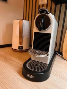 a toaster sitting on top of a wooden floor at Zentrale Stadtwohnung, Bahnhofsnähe, OG-Krankenhaus, OG-Messe, EuropaPark in Offenburg