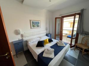 Un dormitorio con una cama con toallas. en Residenza Romano, en Santa Domenica
