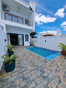 Πισίνα στο ή κοντά στο Entree Au Paradis Villa