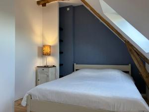 JayacにあるGîte La Mauratieのベッドルーム1室(白いベッド1台、青い壁付)