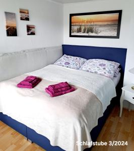 1 cama con 2 toallas en un dormitorio en Bungalow Thiele en Döbeln