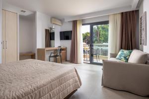 Кровать или кровати в номере Lagomandra Beach Hotel