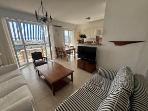 uma sala de estar com um sofá e uma mesa em 2 pièces 500 m de la mer em Antibes