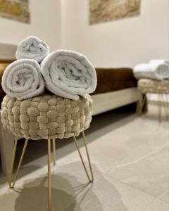 einen Stuhl mit Handtüchern darüber in einem Zimmer in der Unterkunft Magintè in Bagheria