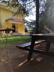 una mesa de picnic de madera frente a una casa en Villa Amesia, en Amasya